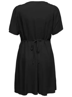 Robe courte noire unie pourvue d'une coupe évasée et de manches courtes