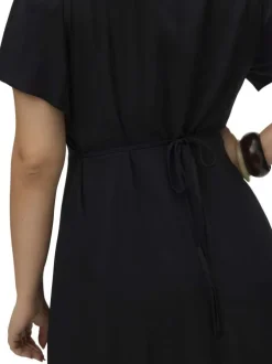 Robe courte noire unie pourvue d'une coupe évasée et de manches courtes