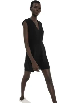 Robe courte noire unie sans manche pourvue d'une coupe évasée