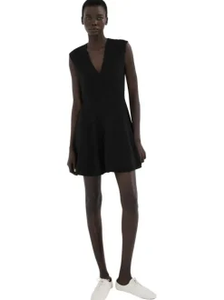 Robe courte noire unie sans manche pourvue d'une coupe évasée