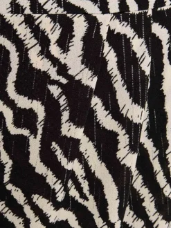 Robe courte noire zébrée à coupe portefeuille avec un col cache-coeur