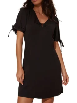 Robe courte noir uni avec un col en v des manches courtes et une coupe droite
