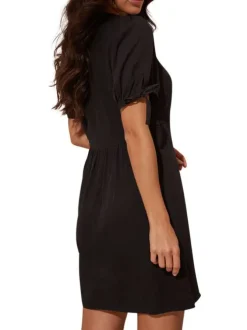 Robe courte noir uni avec un col en v des manches courtes et une coupe droite