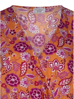 Robe courte orange florale pourvue d'une coupe évasée et des manches courtes