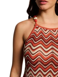 Robe courte orange à motifs avec une coupe ajustée et un col rond