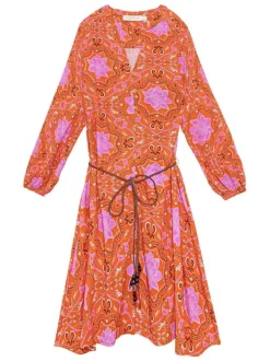 Robe courte orange à motifs floraux et à coupe droite fluide avec une ceinture