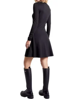 Robe courte patineuse noire unie avec logo de la marque brodé à la poitrine