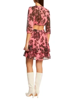Robe courte rose fleurie transparente au niveau des manches longues et du dos