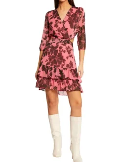 Robe courte rose fleurie transparente au niveau des manches longues et du dos