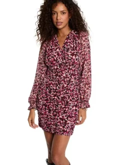 Robe courte rose florale avec une coupe cintrée et un col V