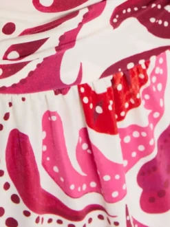 Robe courte rose sans manche à coupe cintrée pourvue d'un col v croisé