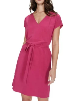 Robe courte rose unie avec une coupe droite et des manches courtes