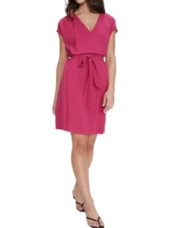 Robe courte rose unie avec une coupe droite et des manches courtes