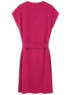 Robe courte rose unie avec une coupe droite et des manches courtes