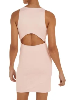 Robe courte rose unie avec une coupe près du corps un col rond et sans manches