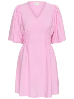Robe courte rose unie pourvue d'une coupe cintrée avec une taille élastiquée