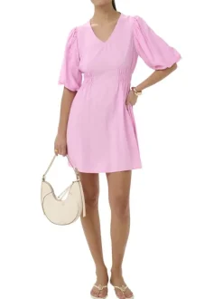Robe courte rose unie pourvue d'une coupe cintrée avec une taille élastiquée