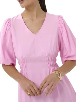 Robe courte rose unie pourvue d'une coupe cintrée avec une taille élastiquée