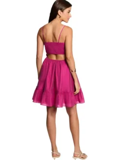 Robe courte rose unie pourvue d'une coupe évasée et d'un col en V