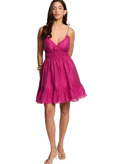Robe courte rose unie pourvue d'une coupe évasée et d'un col en V