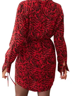 Robe courte rouge avec un imprimé zébré et monogramme et une coupe évasée