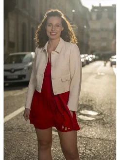 Robe courte rouge coupe cintrée pourvue d'un col v croisé effet drapé