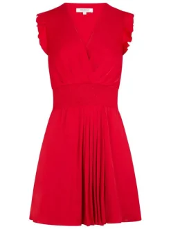 Robe courte rouge coupe cintrée pourvue d'un col v croisé effet drapé