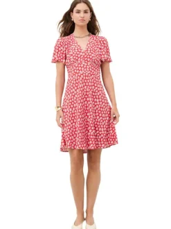 Robe courte rouge à coupe cintrée pourvue d'un col v et de manches courtes