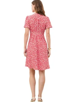 Robe courte rouge à coupe cintrée pourvue d'un col v et de manches courtes