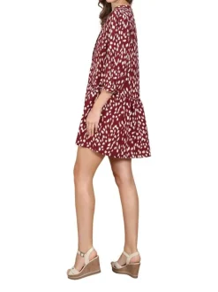 Robe courte rouge fantaisie coupe droite fluide avec un col tunisien et un imprimé taches blanches
