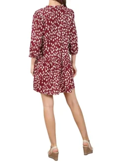 Robe courte rouge fantaisie coupe droite fluide avec un col tunisien et un imprimé taches blanches