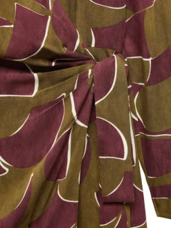 Robe courte rouge imprimé géométrique avec coupe portefeuille et col asymétrique