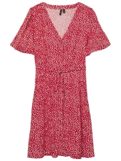 Robe courte rouge ornée d'un motif à pois et pourvu d'un col v