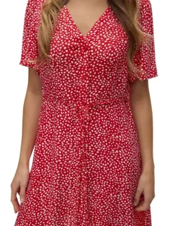 Robe courte rouge ornée d'un motif à pois et pourvu d'un col v