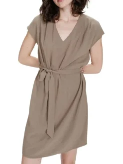 Robe courte rouge ornée d'un motif à pois et pourvu d'un col v