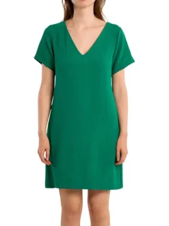 Robe courte rouge ornée d'un motif à pois et pourvu d'un col v