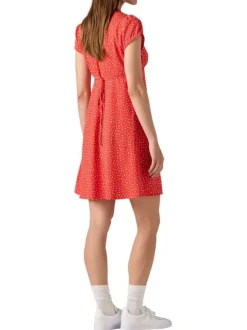 Robe courte rouge à pois blancs avec une coupe droite fluide et un col v