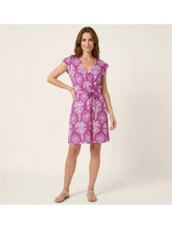 Robe courte rouge prune pourvue d'une coupe large et des manches courtes