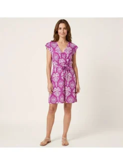 Robe courte rouge prune pourvue d'une coupe large et des manches courtes