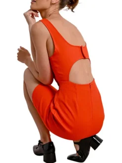 Robe courte rouge unie avec une coupe droite un col carré et des bretelles
