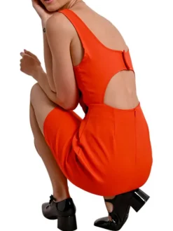 Robe courte rouge unie avec une coupe droite un col carré et des bretelles
