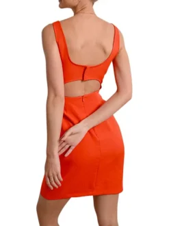 Robe courte rouge unie avec une coupe droite un col carré et des bretelles