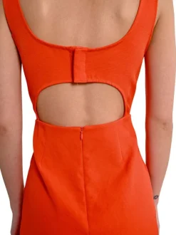Robe courte rouge unie avec une coupe droite un col carré et des bretelles