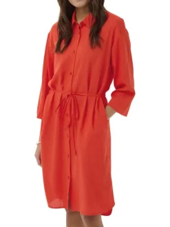 Robe courte rouge unie pourvue d'une coupe ajustée et d'un col chemise