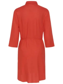 Robe courte rouge unie pourvue d'une coupe ajustée et d'un col chemise