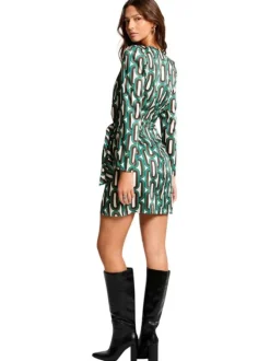 Robe courte satinée verte imprimée avec une coupe ajustée et un col cache-coeur