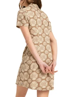 Robe courte taupe avec des motifs fleuris une coupe droite et un col v à revers