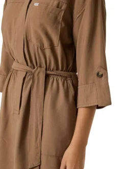 Robe courte taupe unie avec une coupe ajustée et des manches 3/4