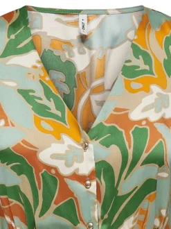 Robe courte vert d'eau fleurie coupe droite col v et à manches longues