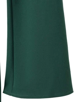 Robe courte verte coupe droite pourvue d'un col bateau et de manches longues